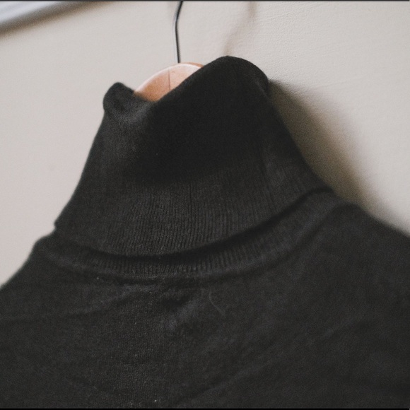 Black form fitting turtleneck - Picture 2 of 3